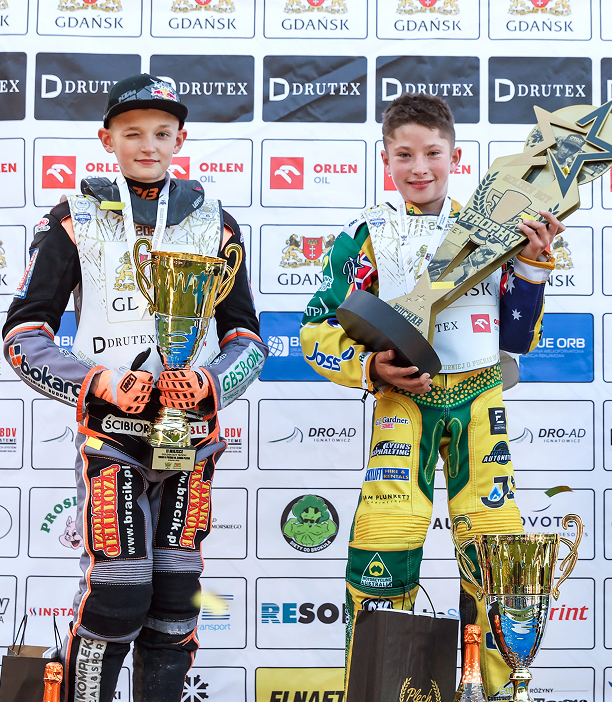 Chłopak świętujący zwycięstwo na podium