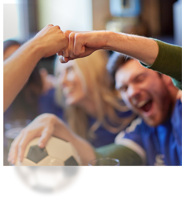 Mężczyna kibic świętujący zwycięstwo